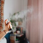 Een interieur spuiten specialist werkt aan het spuiten van meubels en kozijnen voor een vernieuwde uitstraling in huis.