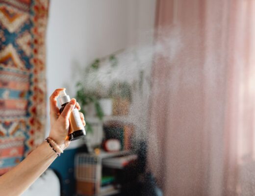Een interieur spuiten specialist werkt aan het spuiten van meubels en kozijnen voor een vernieuwde uitstraling in huis.
