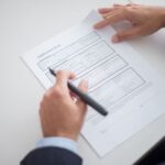 Een overzicht van een gebruiksvriendelijk online sollicitatieformulier op een computer, met een kandidaat die solliciteert.