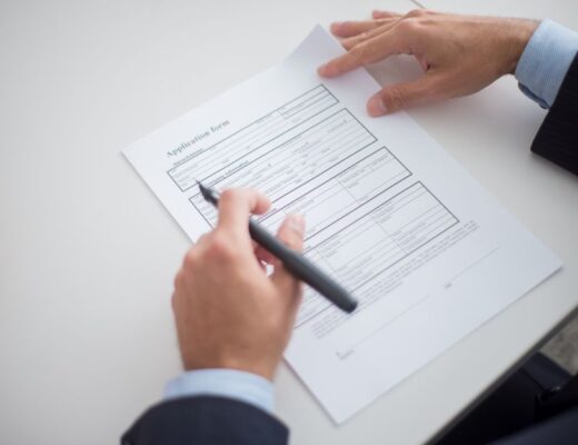 Een overzicht van een gebruiksvriendelijk online sollicitatieformulier op een computer, met een kandidaat die solliciteert.