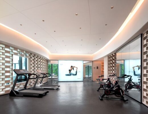 Een moderne loopband in een gezellige thuissituatie, perfect voor fitnessdoelen zoals afvallen en conditieverbetering.